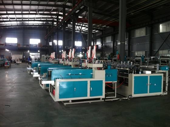 標(biāo)準(zhǔn)型氣液增壓缸在全自動制袋機上的應(yīng)用場景圖